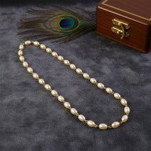 Decorative pearl necklace        
